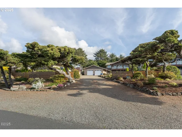 $999,900 | 3301 Northwest Hidden Lake Drive, Waldport, OR 97394