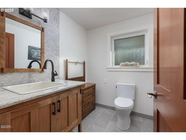 $999,900 | 3301 Northwest Hidden Lake Drive, Waldport, OR 97394