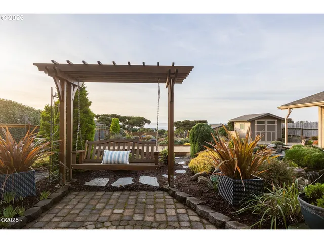 $999,900 | 3301 Northwest Hidden Lake Drive, Waldport, OR 97394