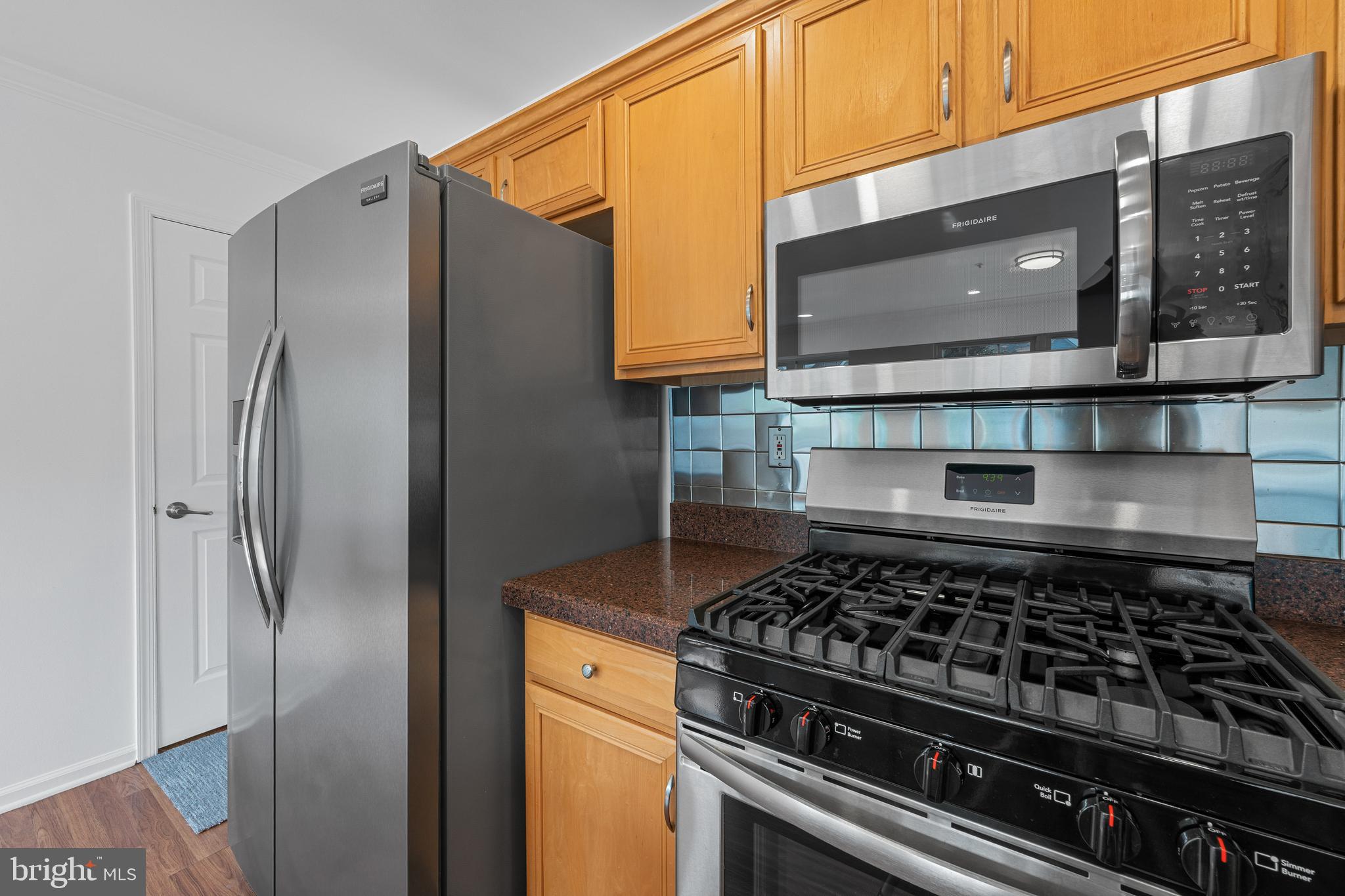 540 Eagle Court Jamison, PA 18929 - Photo 8 of 32 a kitchen with a stove and a microwave