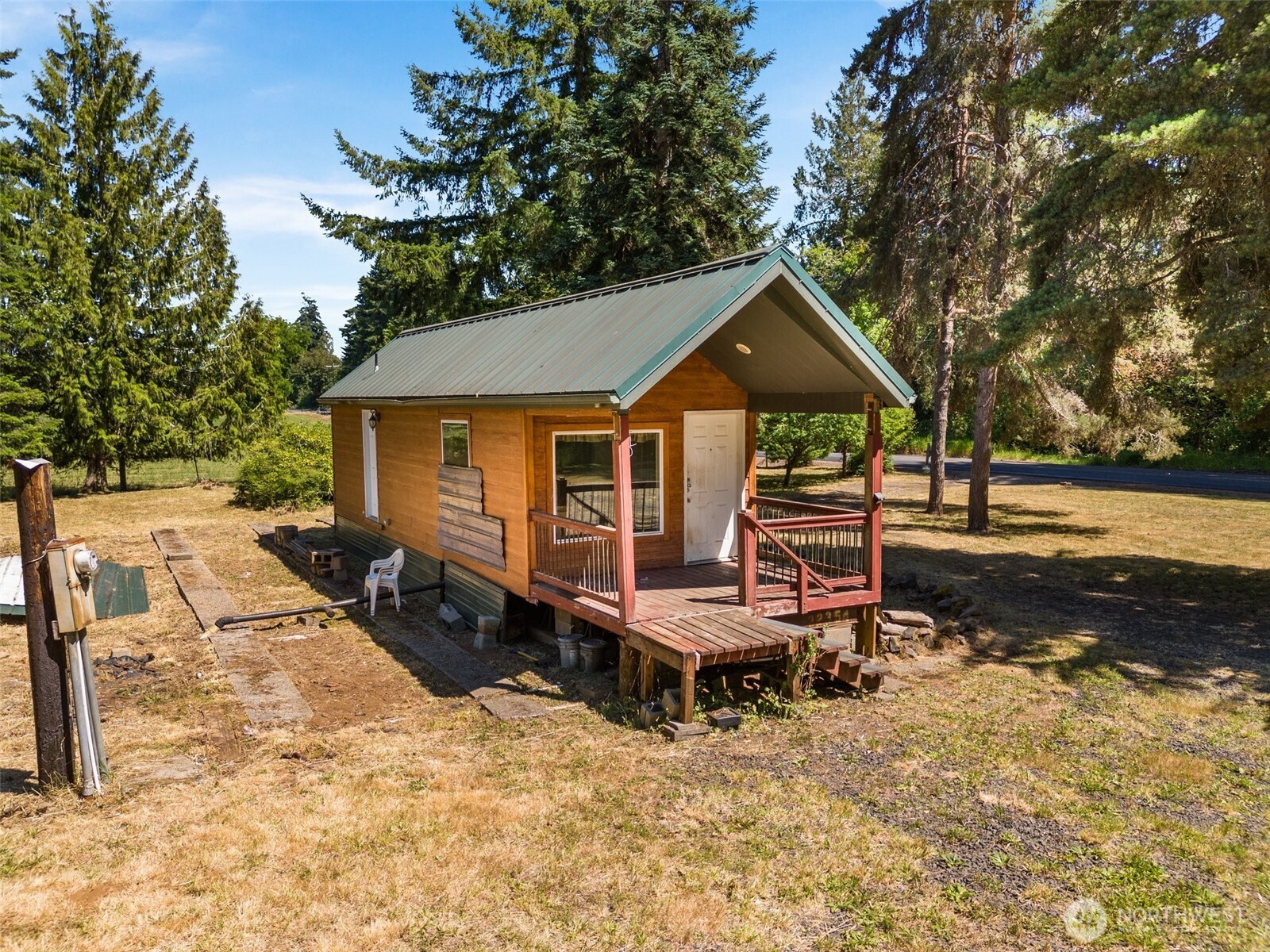 316 Leudinghaus Road Chehalis, WA 98532 - Photo 10 of 15 a backyard of a house with table and chairs