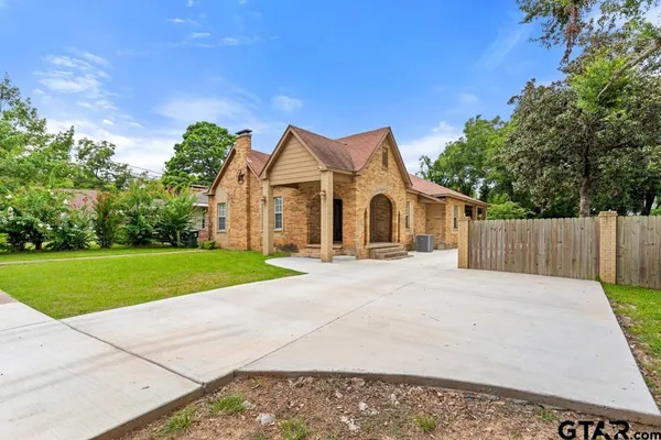 $269,900 | 1704 East Houston Street, Tyler, TX 75702