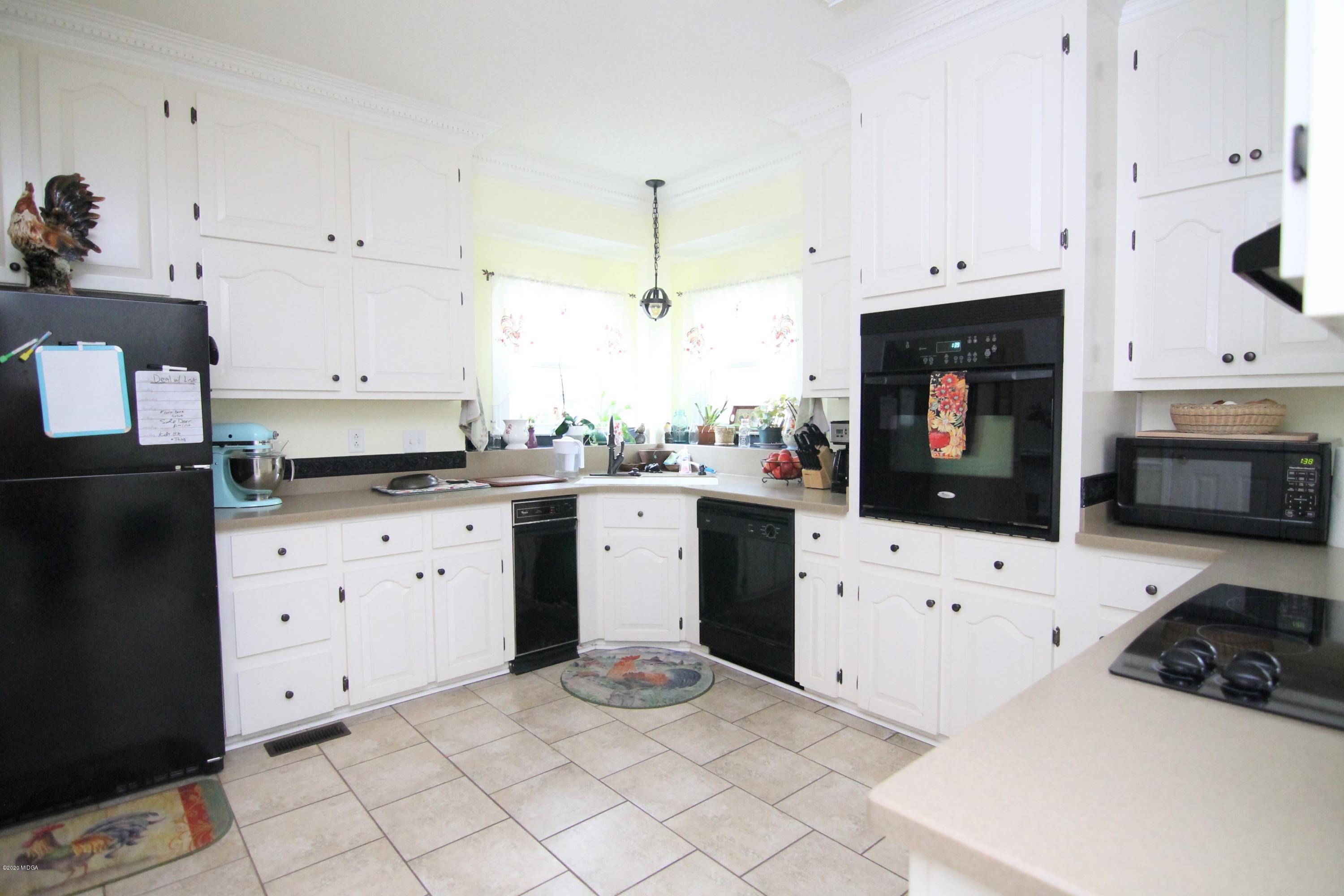 205 Cedar Ridge Drive Perry, GA 31069 - Photo 10 of 39 a kitchen with cabinets appliances and a counter space