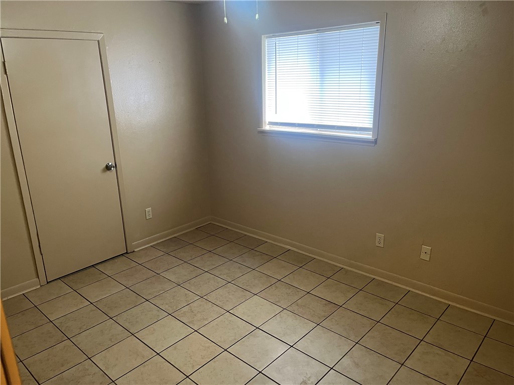 942 Weaver Street, Unit 32 Corpus Christi, TX 78418 - Photo 8 of 12 an empty room and a window