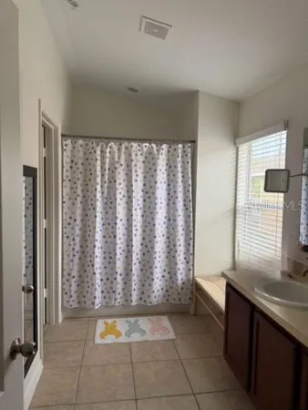 a view of entryway with kitchen