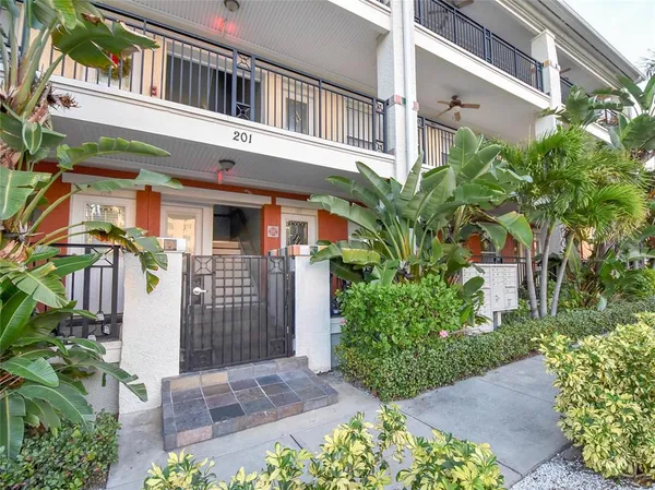 $1,800 | 201 6th Street South, Unit 203, St. Petersburg, FL 33701