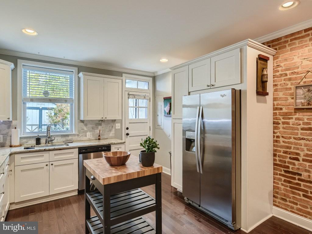 2928 Keswick Road Baltimore, MD 21211 - Photo 15 of 29 Kitchen-Door to partially covered patio