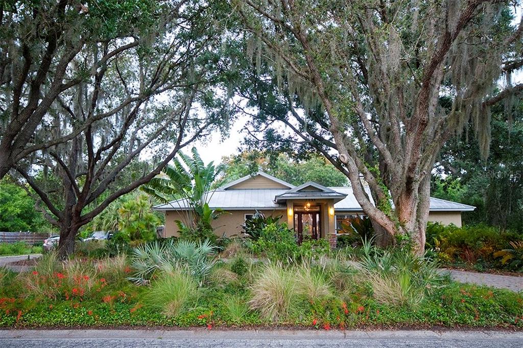 2251 Shadow Oaks Road Sarasota, FL 34240 - Photo 2 of 14 Front view