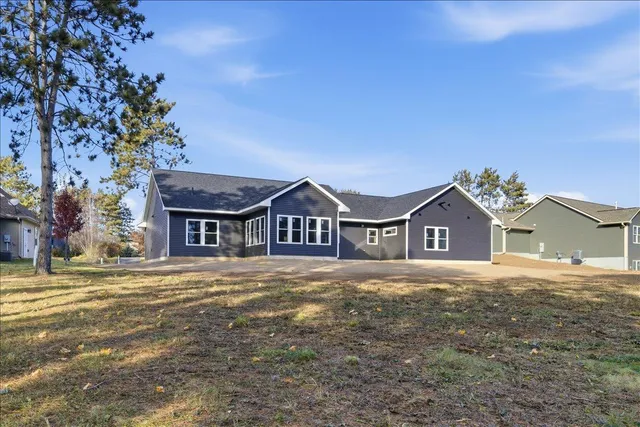 $600,000 | 1422 Creekwood Drive, New Richmond, WI 54017