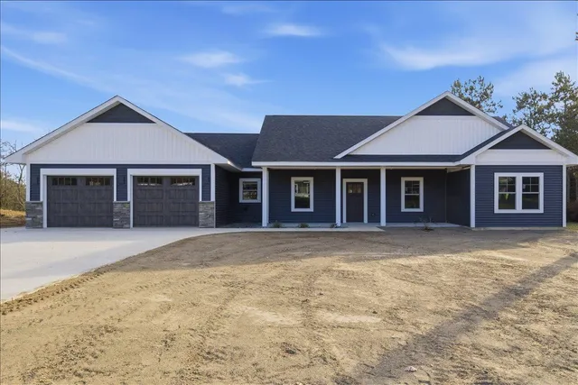 $600,000 | 1422 Creekwood Drive, New Richmond, WI 54017