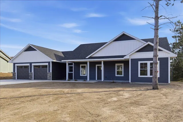 $600,000 | 1422 Creekwood Drive, New Richmond, WI 54017
