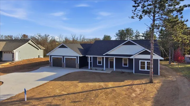 $600,000 | 1422 Creekwood Drive, New Richmond, WI 54017