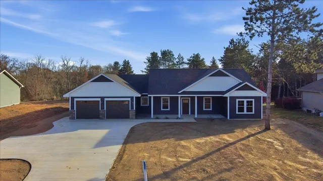 $600,000 | 1422 Creekwood Drive, New Richmond, WI 54017