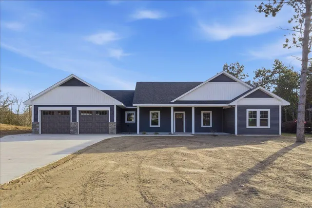 $600,000 | 1422 Creekwood Drive, New Richmond, WI 54017