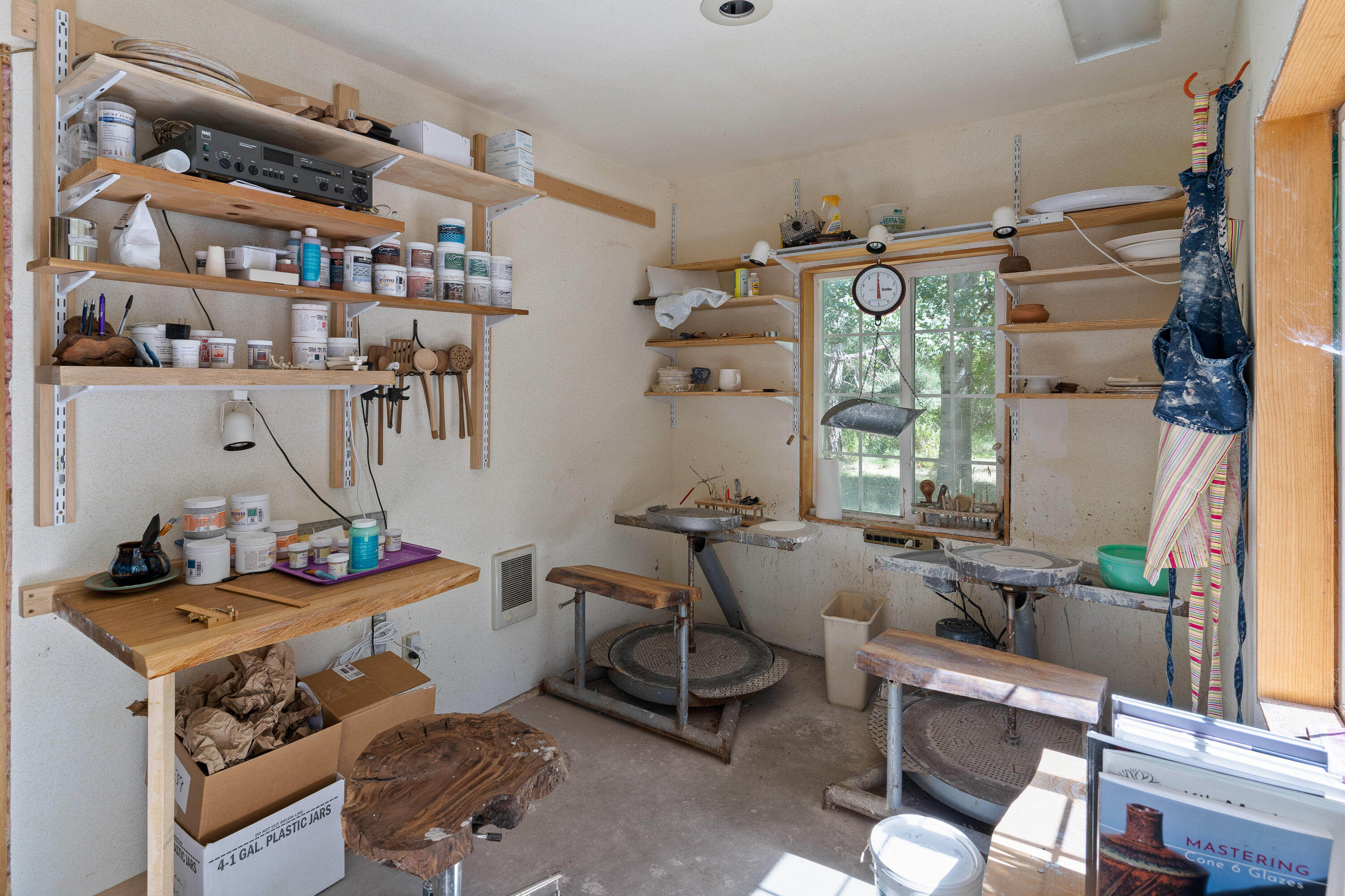 60297 Tekampe Road Bend, OR 97702 - Photo 31 of 33 a room with musical instruments