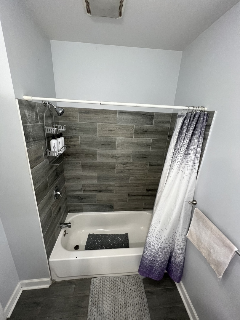 1821 West Cullerton Street, Unit 2 Chicago, IL 60608 - Photo 5 of 10 a bathroom with a tub