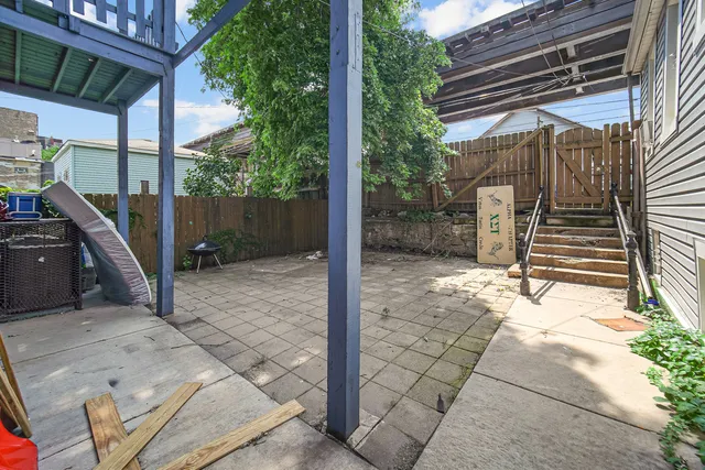 a view of a house with backyard and trees