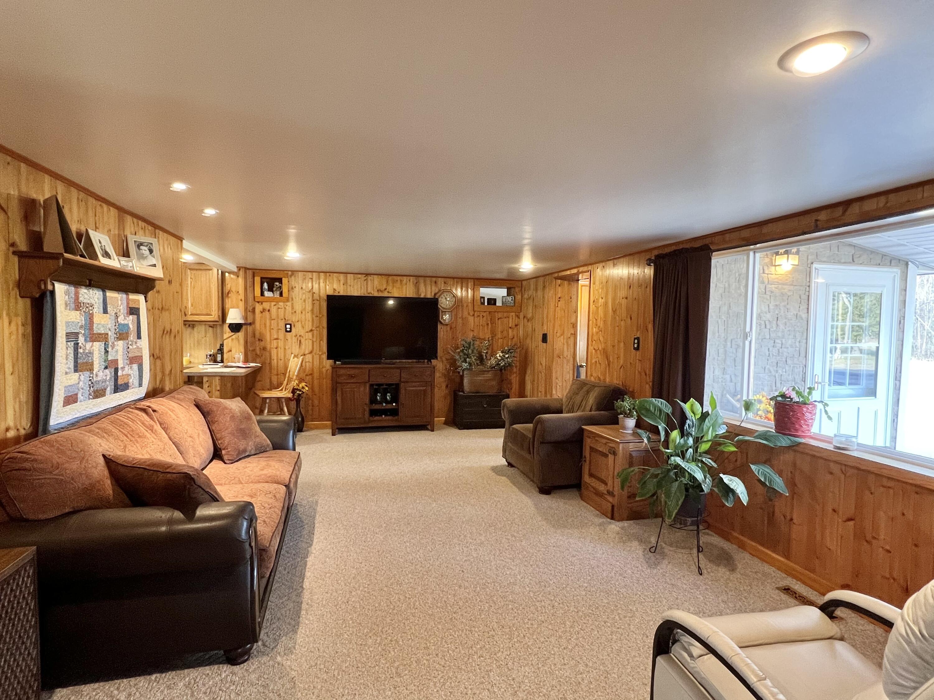970 North Leaton Road Mount Pleasant, MI 48858 - Photo 22 of 37 Living room