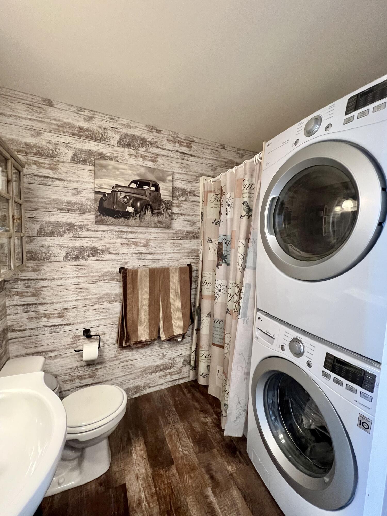 970 North Leaton Road Mount Pleasant, MI 48858 - Photo 29 of 37 Master bath/laundry
