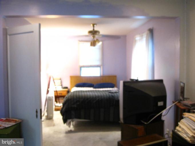 1902 Washington Road Baltimore, MD 21222 - Photo 3 of 18 a bedroom with a bed and a window