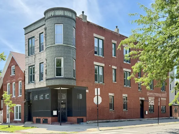 $2,495 | 1058 North Rockwell Street, Unit 2F, Chicago, IL 60622