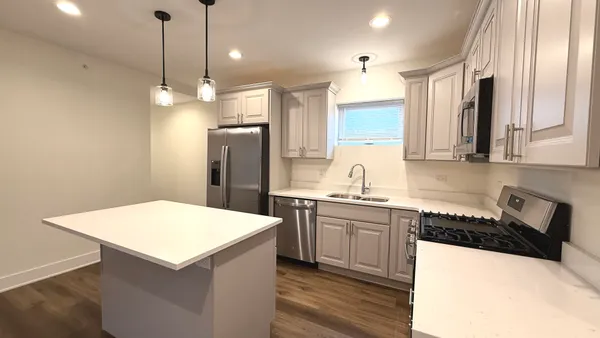 $2,500 | 114 Stephen Street, Unit 1, Lemont, IL 60439
