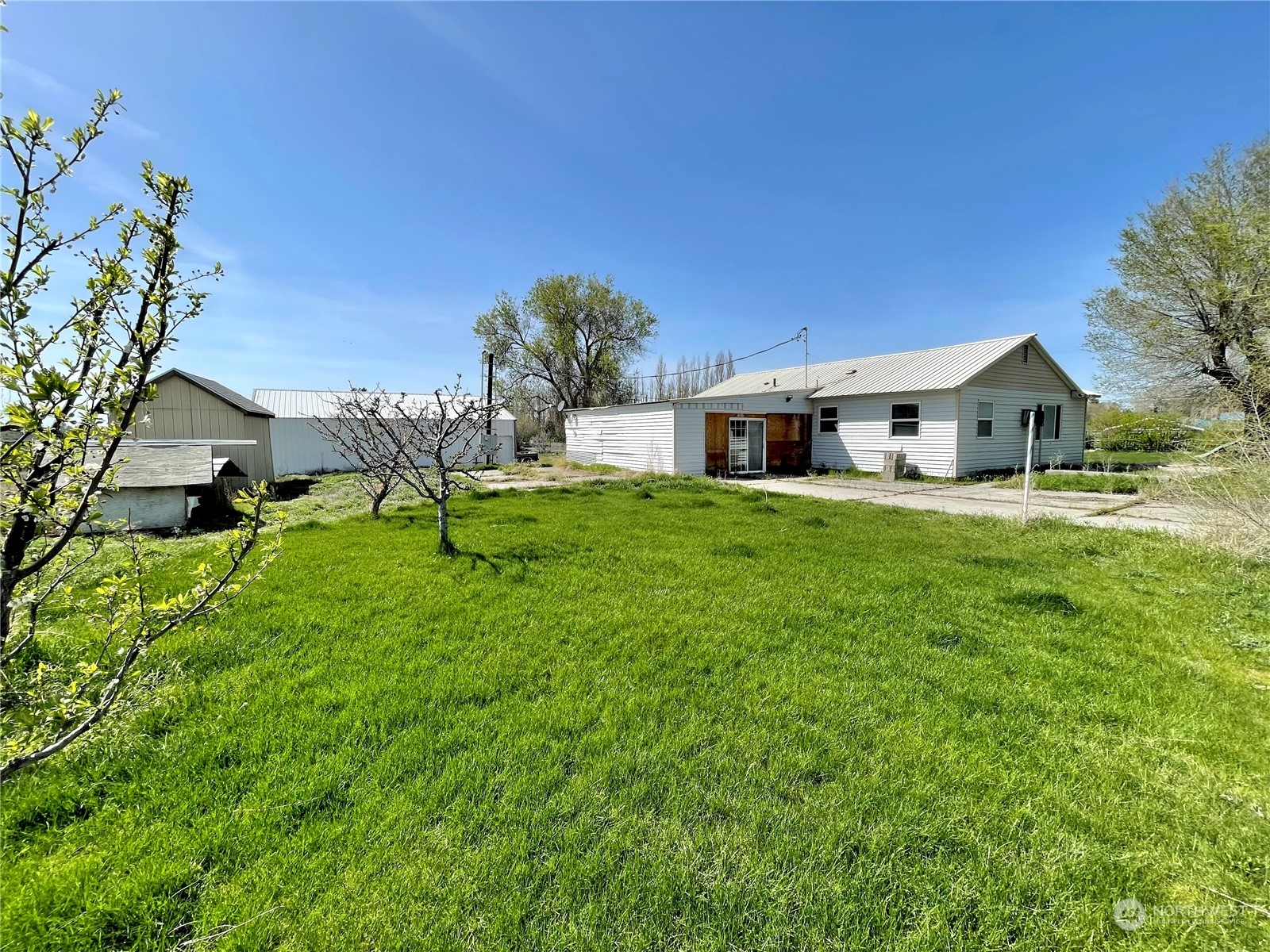 9855 Stone Road Northeast Moses Lake, WA 98837 - Photo 5 of 24 Gallery Image 5