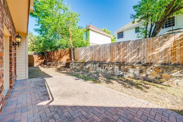 a view of a back yard