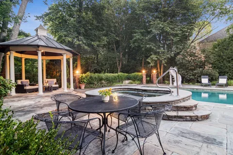 $1,750,000 | 454 East Oxford Road, North Barrington, IL 60010