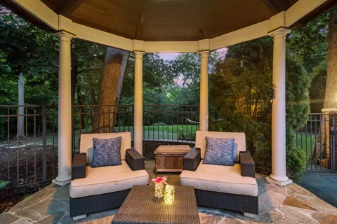 $1,750,000 | 454 East Oxford Road, North Barrington, IL 60010