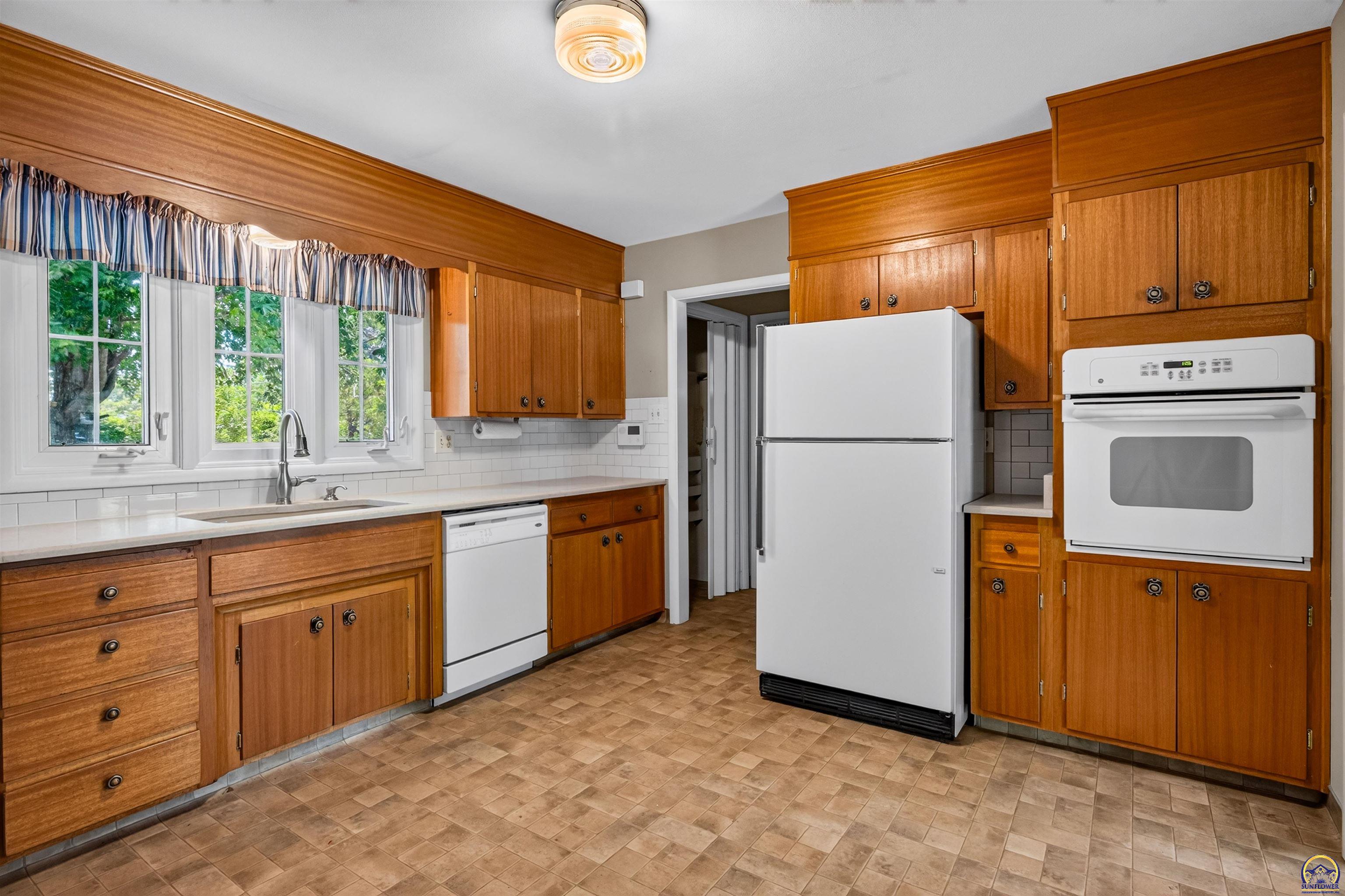5429 Southwest 19th Street Topeka, KS 66604 - Photo 3 of 27