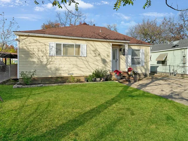 a view of a house with backyard