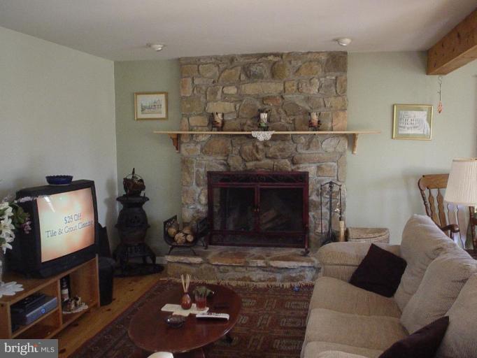 308 Aaron Mountain Road Castleton, VA 22716 - Photo 3 of 7 Living Room