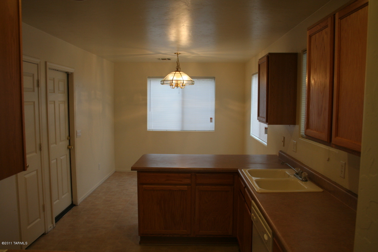 8383 East Sarnoff Ridge Loop Tucson, AZ 85710 - Photo 5 of 17