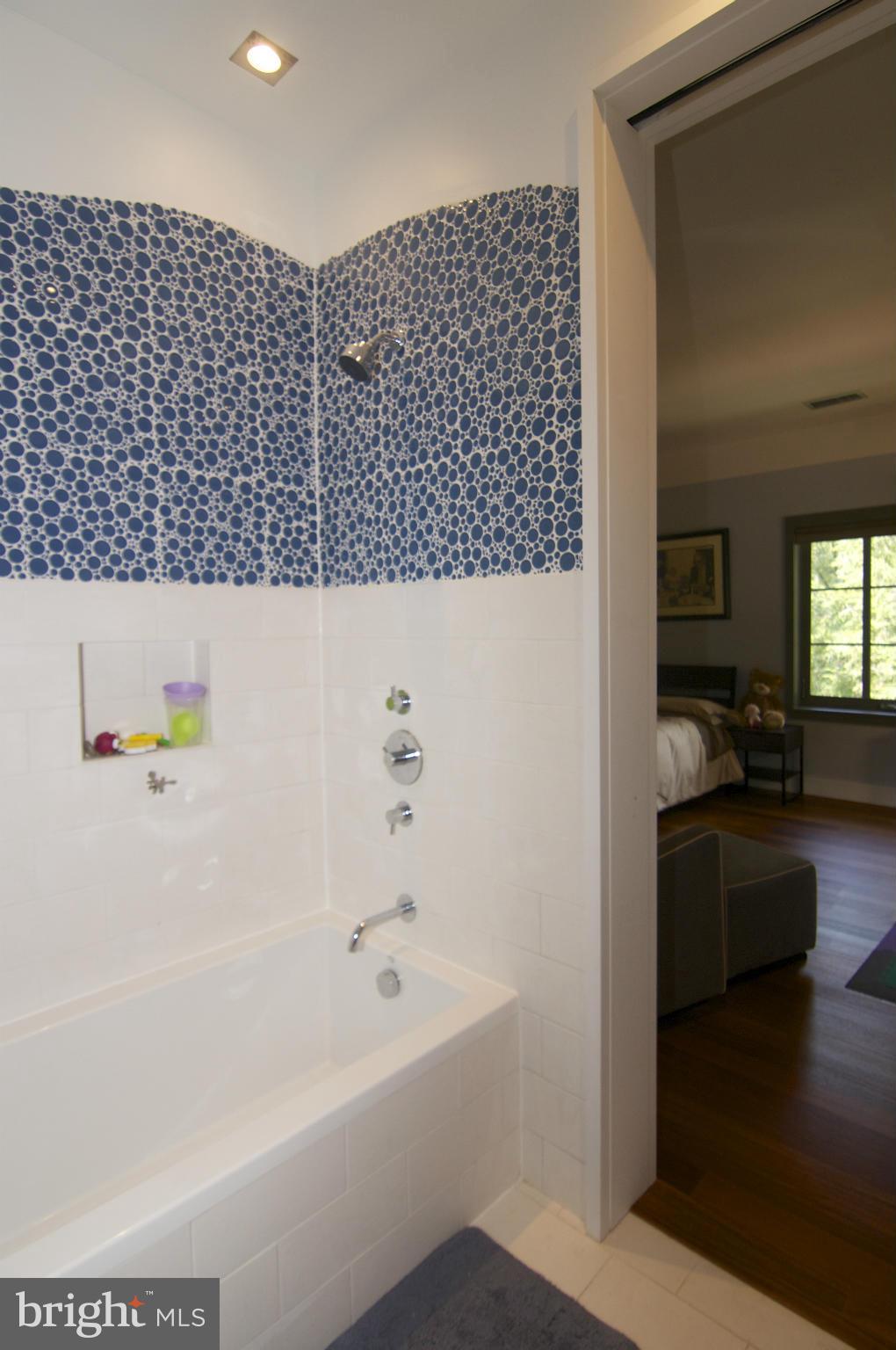 203 Lambeth Road Baltimore, MD 21218 - Photo 20 of 30 Bath