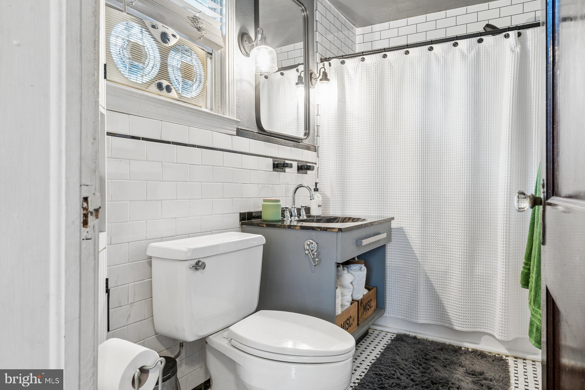 4308 Kensington Road Baltimore, MD 21229 - Photo 16 of 32 upper level full bath