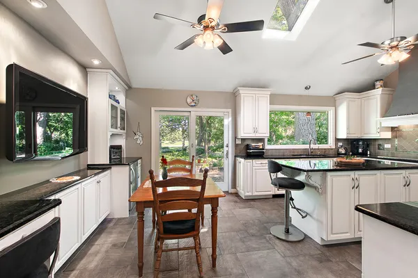 $695,000 | 581 Aberdeen Road, Frankfort, IL 60423