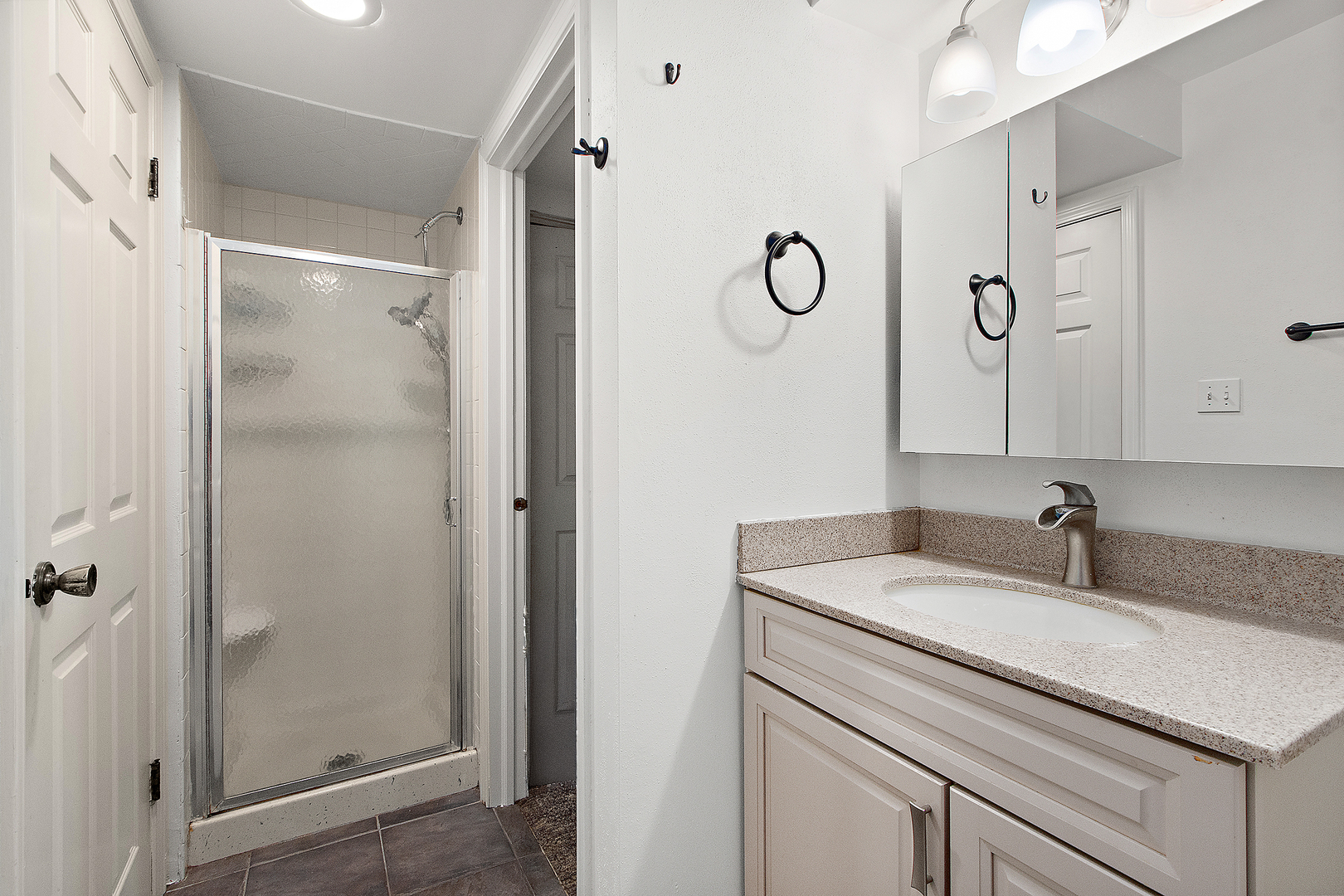 581 Aberdeen Road Frankfort, IL 60423 - Photo 37 of 65 a bathroom with a sink and a mirror