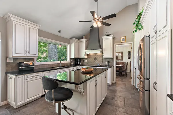 $695,000 | 581 Aberdeen Road, Frankfort, IL 60423