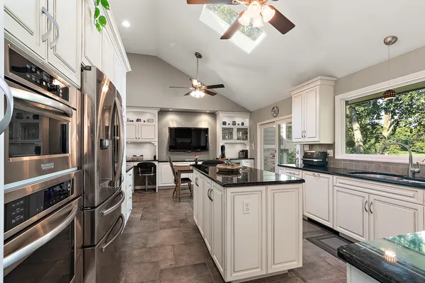 $695,000 | 581 Aberdeen Road, Frankfort, IL 60423