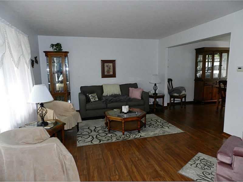 416 Aiken Road New Castle, PA 16101 - Photo 9 of 25 Living Room.