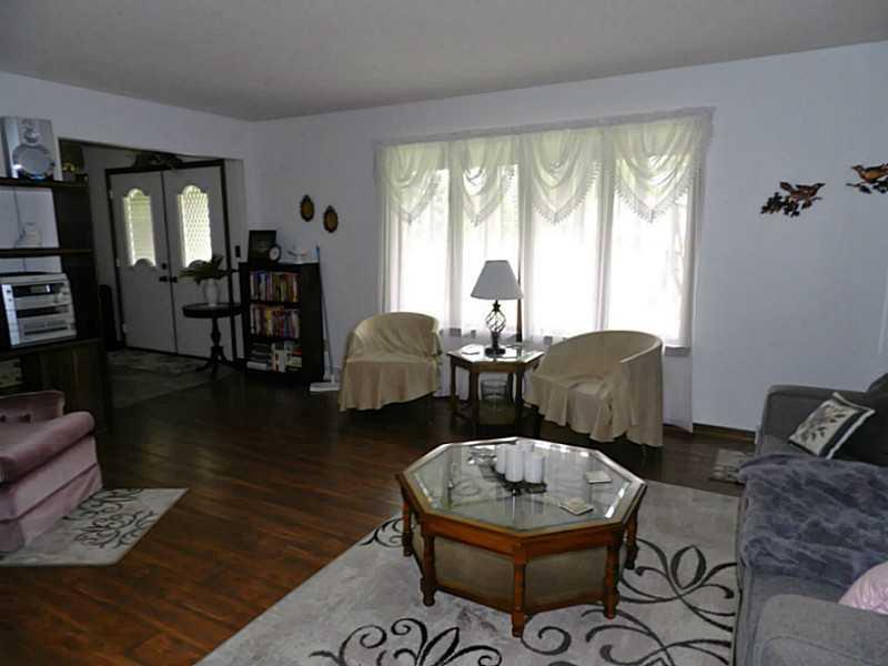 416 Aiken Road New Castle, PA 16101 - Photo 10 of 25 Living Room.
