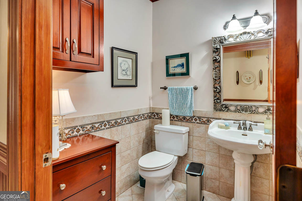 300 Elliott Road Waynesville, GA 31566 - Photo 53 of 89 a bathroom with a toilet sink and mirror
