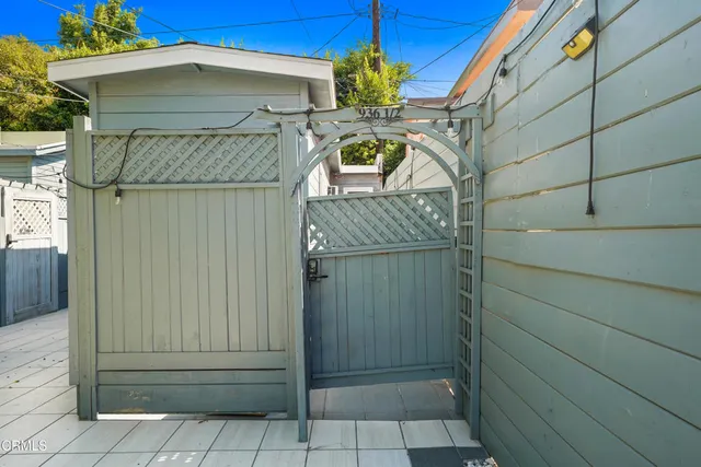 a view of entryway with shower