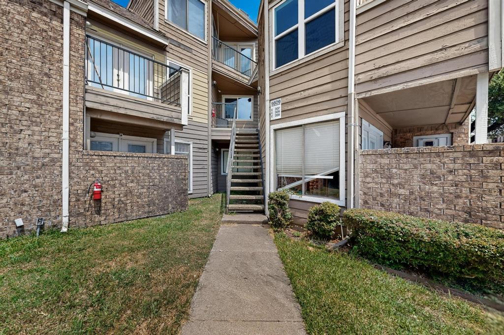 9809 Walnut Street, Unit E209 Dallas, TX 75243 - Photo 7 of 31 a backyard of a house with lots of green space and plants