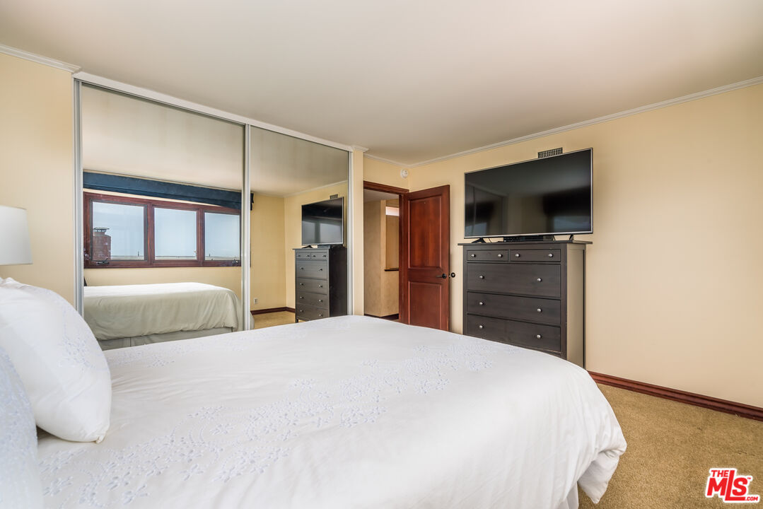 3643 Oceanhill Way Malibu, CA 90265 - Photo 14 of 28 a bedroom with a bed and a television