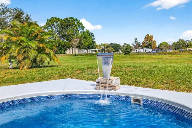 a view of a house with backyard and garden