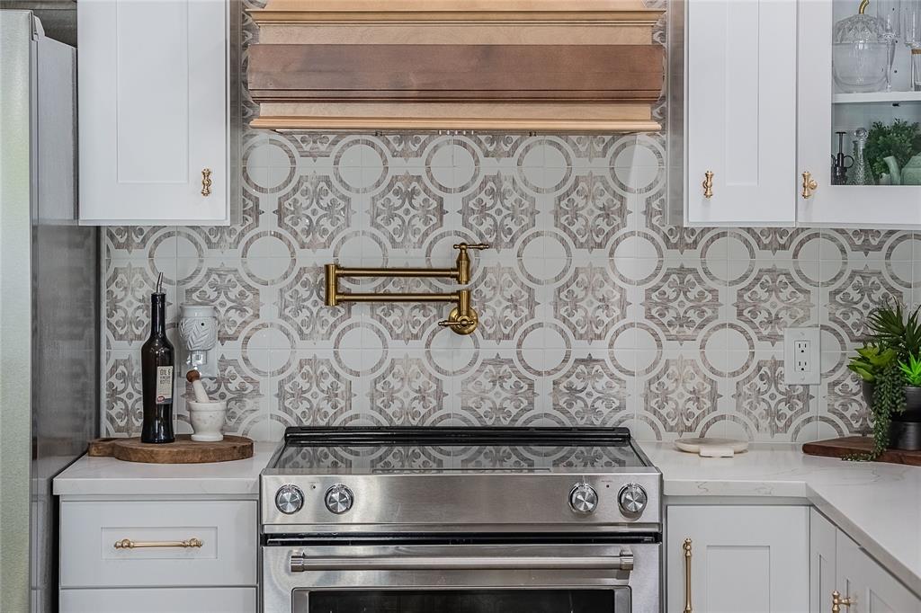 2524 Siena Way Valrico, FL 33596 - Photo 18 of 38 a stove top oven sitting inside of a kitchen