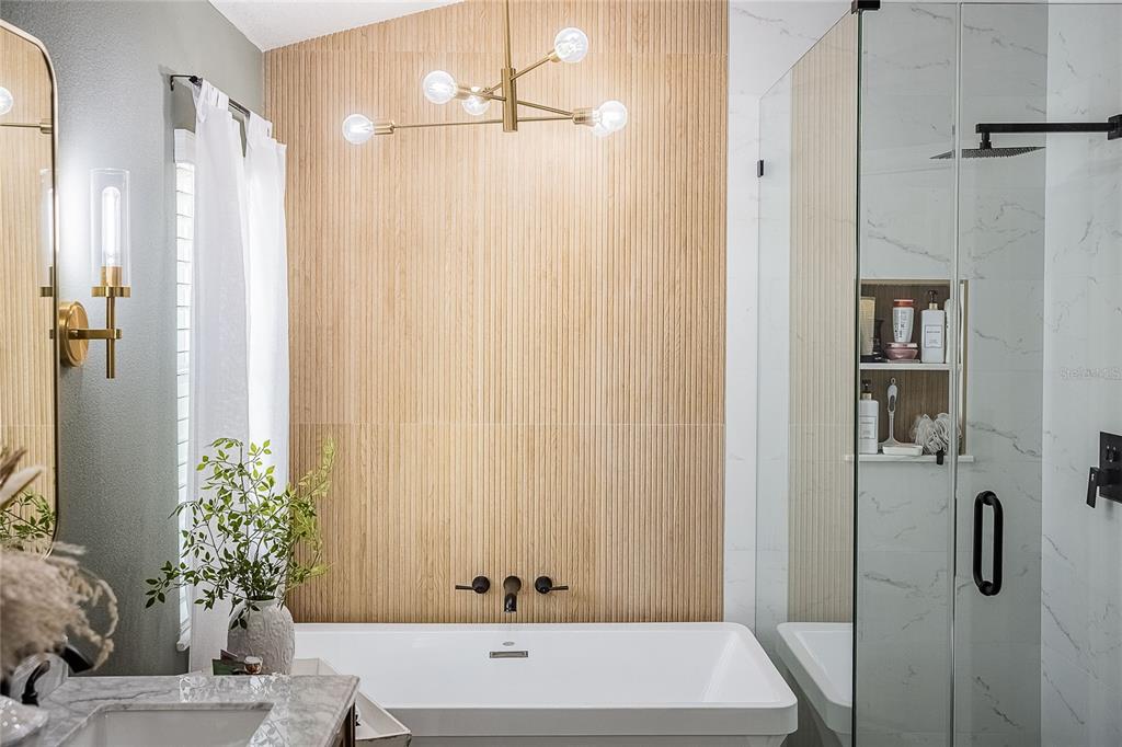 2524 Siena Way Valrico, FL 33596 - Photo 23 of 38 a bathroom with a bathtub and shower