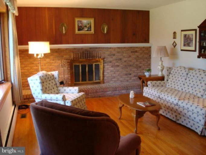 815 Old Joppa Road Joppa, MD 21085 - Photo 7 of 24 Living Room